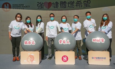 Corporate Communications Director Pamela Leung (4th from the right) and officiating guests kicked off a series of mental health-focused activities at the launch ceremony of the new round of the Community Care Campaign.